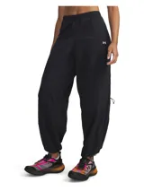 Pantalón Under Armour de calentamiento, color negro, confeccionado en tejido ligero y elástico con tecnología UA Storm repelente al agua. Presenta cintura elástica y cordones elásticos ajustables en rodillas y puños.