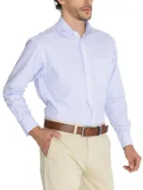 Camisa de vestir a rayas verticales celestes y blancas, de corte regular fit, con cuello italiano, bolsillo en el pecho con logo bordado y mangas largas con puños abotonados.