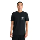 Remera de manga corta Roark, color negro, con cuello redondo y estampa pequeña en el pecho que representa una palmera con el nombre de la marca.