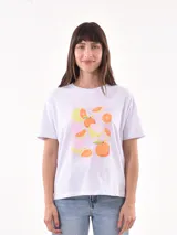 Remera color rosa claro con estampado rectangular de limones y flores.