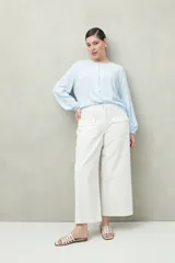 Pantalón wide leg color blanco, de algodón, con bolsillos delanteros con solapa.