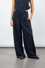 Pantalón sastrero de algodón con rayas diplomáticas, tiro alto-medio y elástico en la espalda.