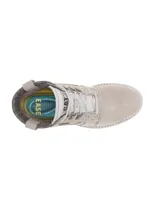 Bota Caterpillar modelo Charli Wp, color gris, confeccionada en cuero con cuello tejido y pasadores metálicos para los cordones.