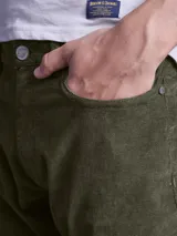 Pantalón de pana color marrón, de corte recto y diseño clásico con bolsillos laterales y traseros.