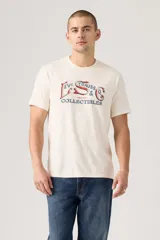 Remera de hombre color crema, de corte recto y manga corta. Estampado frontal con el logo de Levi Strauss & Co. Collectibles en azul y rojo.