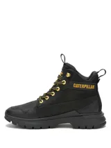 Bota de caña media Caterpillar modelo Colorado Sneaker WP, color negro con detalles en amarillo, combinando diseño de bota clásica y suela de zapatilla. Confeccionada en cuero tipo nubuck y gamuza, con cordones bicolor, ojales metálicos y logo de la marca en el lateral y lengüeta.