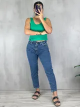 Pantalón de jean azul de corte mom, tiro alto y largo al tobillo.