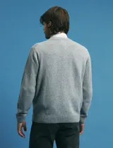 Sweater de escote redondo con manga larga, confeccionado en tejido moteado de textura suave.