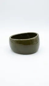 Pulsera rígida de acrílico con efecto carey en tonos marrones y beige.