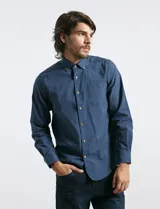 Camisa de manga larga con cuello button-down, bolsillo frontal y botones de madera. Confeccionada en una mezcla de poliéster y algodón.