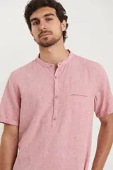 Camisa de manga corta con cuello mao y cierre frontal parcial con botones de coco. Confeccionada en una mezcla de lino y algodón.