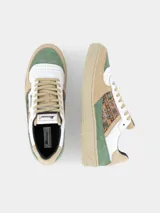 Championes Morrison modelo Zeta, color blanco con detalles en verde, tostado y un panel lateral con estampado geométrico multicolor. Cuentan con cordones beige y suela de goma.