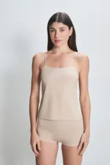 Musculosa de breteles finos, color beige, con escote recto y calce ajustado al cuerpo.