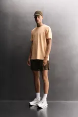 Pantalones cortos de entrenamiento Zara Athleticz en color salmón, confeccionados en tejido técnico ligero y elástico con estructura. Cuentan con cintura elástica ajustable, forro interior, bolsillos laterales y perneras con aberturas laterales.