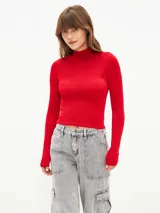 Polera de manga larga en tejido de canalé color rojo, con cuello alto ajustado.