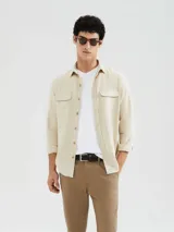 Camiseta de hombre negra, de corte slim fit, con cuello en V y mangas cortas.