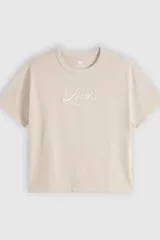 Remera de algodón Levi's en color gris claro (Chateaux Grey), con cuello redondo y mangas cortas. Presenta el logotipo icónico de la marca bordado en cursiva en el centro del pecho.