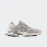 Championes New Balance modelo 9060 de estilo chunky, en tonos grises y blancos, con la clásica 'N' en el lateral y una suela esculpida de gran amortiguación.