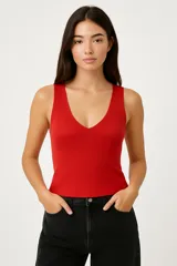 Top verde oliva de bretel ancho, confeccionado en tejido de viscosa acanalada y escote en V.