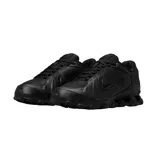 Championes Nike modelo Reax 8 SL, de color negro, con tecnología de amortiguación en el talón, perforaciones laterales para mayor transpirabilidad y diseño deportivo.