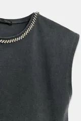 Camiseta sin mangas gris con efecto lavado, de corte regular y cuello redondo decorado con aplicaciones de pedrería a contraste.