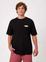 Remera blanca de manga corta y corte holgado de la marca Rusty, con estampado gráfico en la espalda con el logo de la marca en tonos grises.