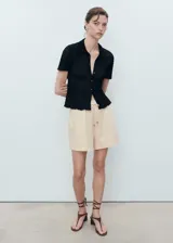 Short de lino y viscosa color beige, de diseño recto y corte corto, con cintura elástica y cordón ajustable con cuentas de madera.