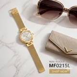 Reloj analógico de mujer con caja redonda dorada, esfera blanca con números romanos y malla de acero tipo milanesa dorada.