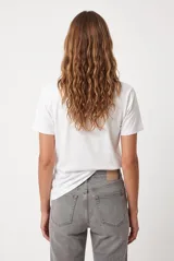 Remera color blanco off-white, de manga corta y corte clásico, con estampa frontal con la inscripción "Marga-Rita" y un pequeño vaso de cóctel.