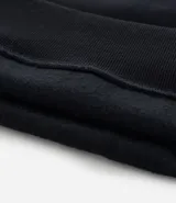 Hoodie negro de algodón con felpa interna, capucha y bolsillo canguro. Presenta diseño estampado de dragón oriental en ambas mangas y texto en el pecho.
