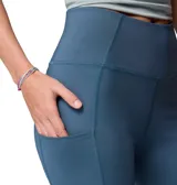 Calza deportiva Columbia modelo Boundless Trek Legging, color azul, de tiro alto y confeccionada en tejido hidroabsorbente con tecnología Omni-Wick™ y bolsillos laterales.