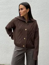 Cardigan de punto color marrón con diseño de rombos y textura, cuello amplio y cierre frontal con botones dorados.