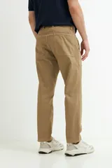 Pantalón color beige de corte recto, con bolsillos laterales y traseros.
