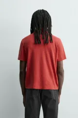 Camiseta de corte regular con cuello redondo, manga corta y bolsillo plastrón en el pecho. Presenta un acabado de color verde con efecto lavado.