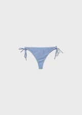 Conjunto de bikini celeste con corpiño triangular con tiras que se atan al cuello y espalda, con detalle de ojales metálicos.