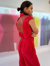 Mono largo azul marino con estampado dorado en la parte superior, cuello mao, sin mangas, con cinturón y bolsillos laterales.