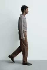 Jeans straight fit de corte recto y tiro medio, confeccionados en denim de algodón con lavado en color gris. Cuenta con cinco bolsillos y cierre frontal con cremallera y botón.