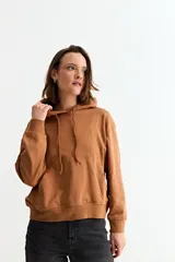 Canguro liso de color bordó, con capucha ajustable mediante cordones y bolsillo frontal tipo canguro.