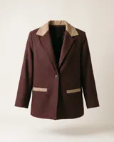 Blazer sastrero de lana bordó con trama espigada, silueta oversized, solapas clásicas, cierre de un botón y detalles en cuero natural.