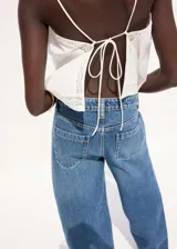 Jeans de tiro medio con diseño de pernera ancha y holgada, de corte recto y clásico tono azul denim.