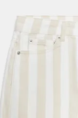 Jeans de tiro medio con corte tapered, diseño de cinco bolsillos y cierre frontal con cremallera y botón. Presenta un estampado de rayas verticales a contraste en tonos claros.