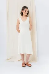 Vestido midi color crudo, de tejido acanalado, con escote en V y corte al cuerpo.