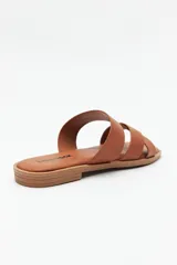 Sandalias plateadas con tiras anchas cruzadas, punta cuadrada y base levemente acolchonada.