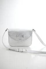 Bandolera compacta de cuero vacuno color gris con efecto gastado, solapa redondeada y correa ajustable.