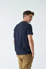 Remera color ladrillo con estampado frontal con la leyenda "BROOKSFIELD CLASSIC BRAND COMPANY TRADE MARK BASED IN TORINO - ITALY - ROAD MARKET EST 1971 REG TM".