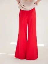 Pantalon de corte recto y ligeramente acampanado en el ruedo, con cintura elástica regulable. Diseño elegante y versátil confeccionado en tejido de rayón y poliéster.