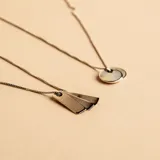 Collar de cadena fina con tres dijes circulares lisos y minimalistas, confeccionado en plata 925.