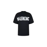 Remera Balenciaga de corte oversize, color negro, con cuello redondo y mangas cortas amplias. Presenta un gran estampado frontal con el nombre de la marca en letras blancas con efecto rasgado.
