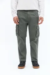 Pantalón cargo color beige con cintura clásica, bolsillos laterales con solapa y cierre de botón, y pasacintos. Diseño recto sin puños, confeccionado en algodón.