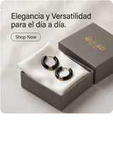 Aros tipo argolla de tamaño pequeño, con diseño minimalista en color negro brillante y detalle metálico en el cierre.